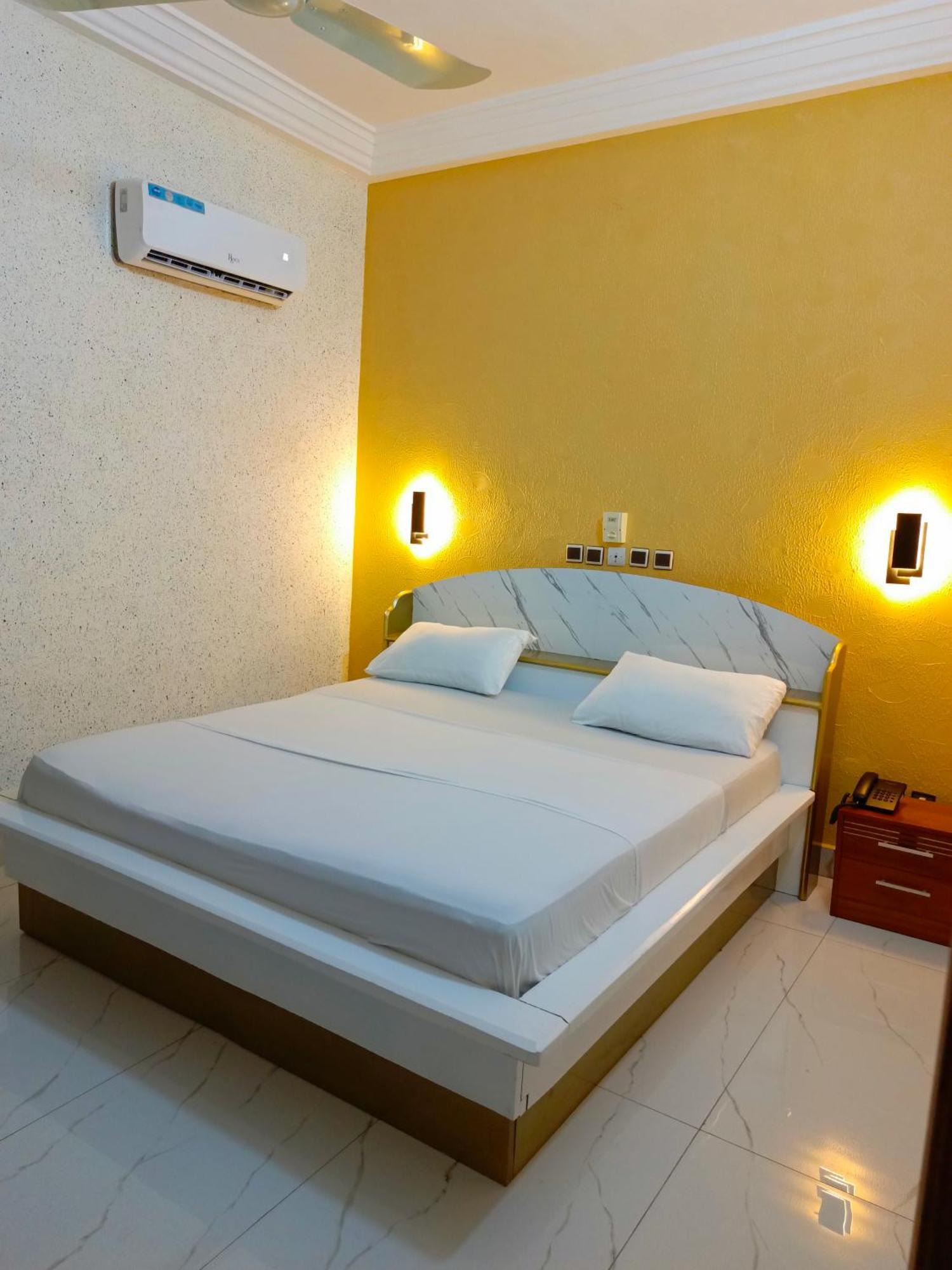 Hotel Mavilla Cotonou Buitenkant foto