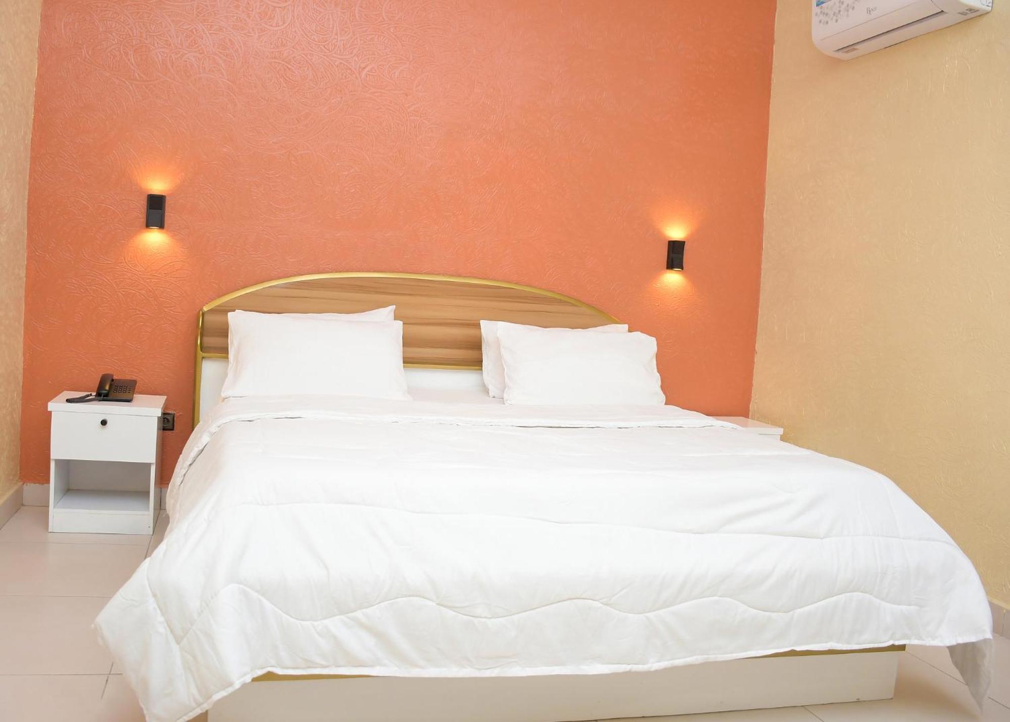 Hotel Mavilla Cotonou Buitenkant foto