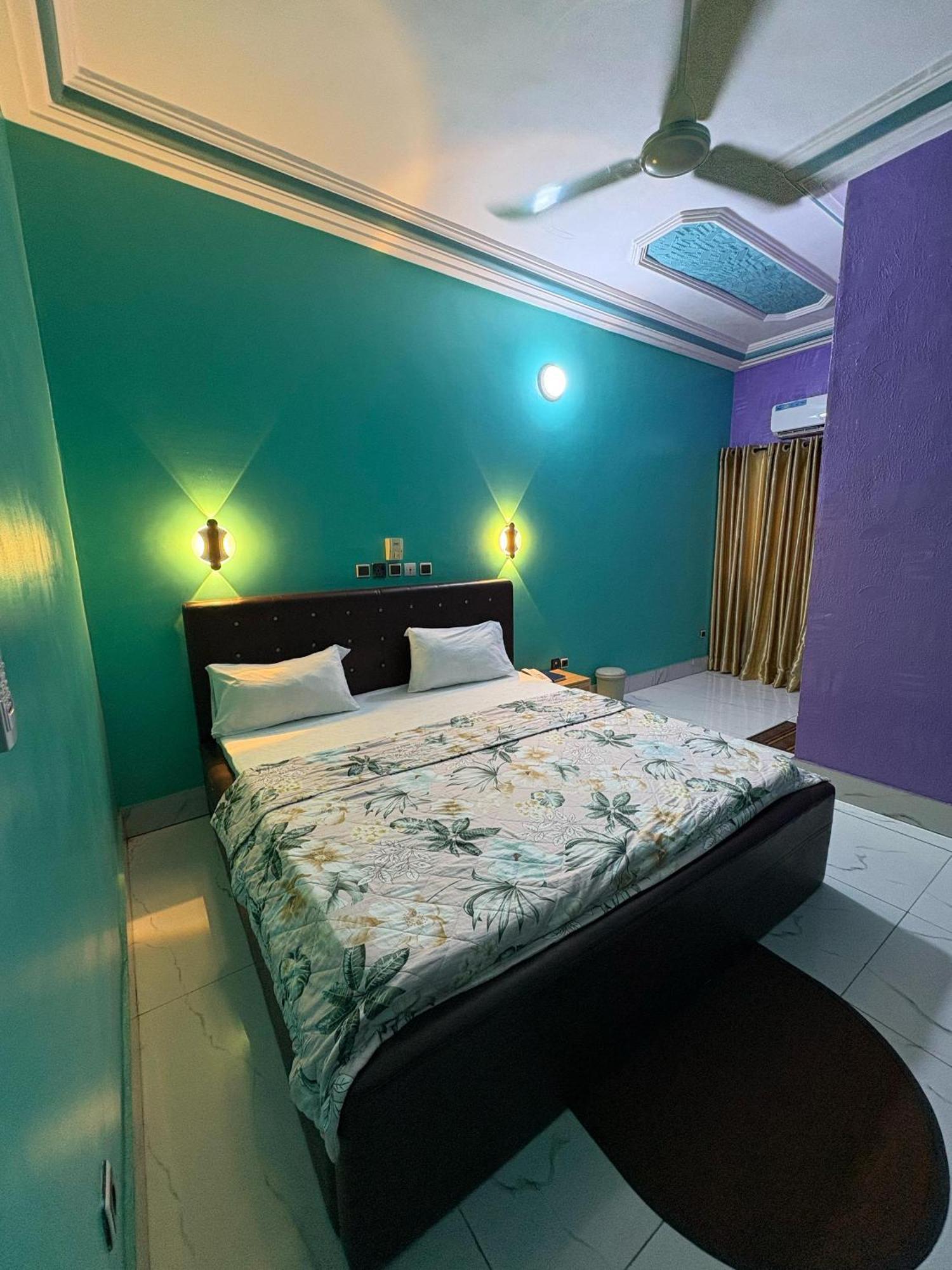 Hotel Mavilla Cotonou Buitenkant foto