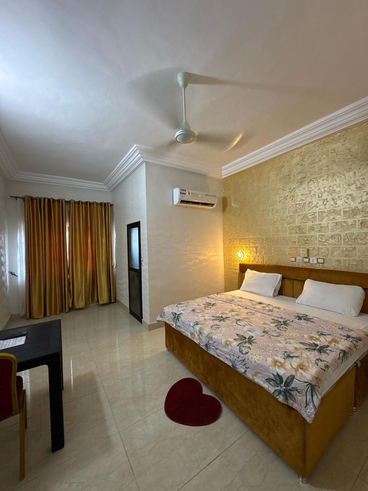 Hotel Mavilla Cotonou Buitenkant foto